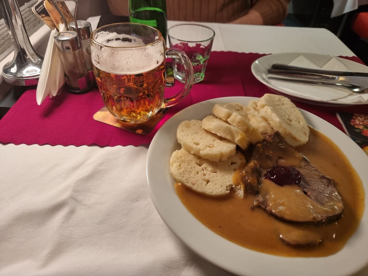 Ein echtes Stück tschechischer Gastlichkeit auf Schienen: Svíčková mit Knödeln und frisch gezapftem Bier im Speisewagen der České dráhy – ein Angebot, das bald Geschichte sein könnte.