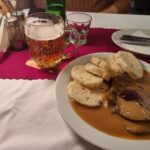 Ein echtes Stück tschechischer Gastlichkeit auf Schienen: Svíčková mit Knödeln und frisch gezapftem Bier im Speisewagen der České dráhy – ein Angebot, das bald Geschichte sein könnte.