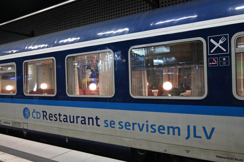Der Speisewagen auf der Strecke zwischen Berlin und Prag hat längst Kultstatus.