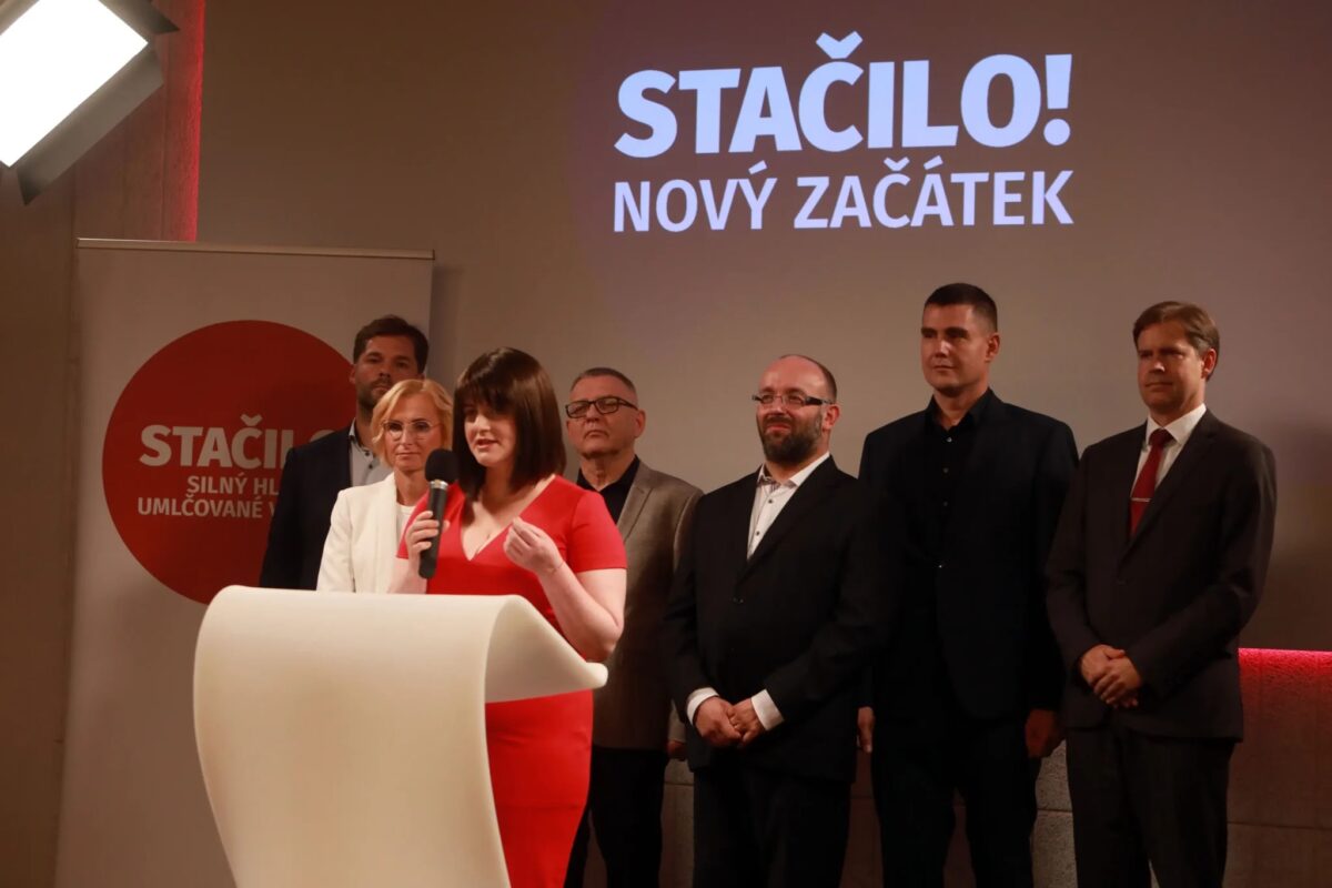 Jana Maláčová (SOCDEM) bei der Vorstellung des neuen linken Wahlbündnisses „Stačilo!“ in Prag. Mit dabei: Vertreter der KSČM, ČSNS und SD-SN. Ziel ist der Einzug ins Parlament bei den Wahlen im Oktober 2025.