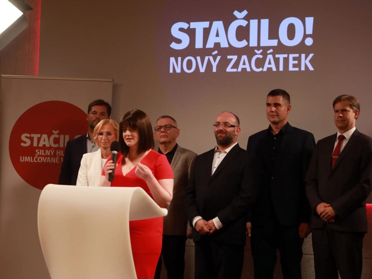 Jana Maláčová (SOCDEM) bei der Vorstellung des neuen linken Wahlbündnisses „Stačilo!“ in Prag. Mit dabei: Vertreter der KSČM, ČSNS und SD-SN. Ziel ist der Einzug ins Parlament bei den Wahlen im Oktober 2025.