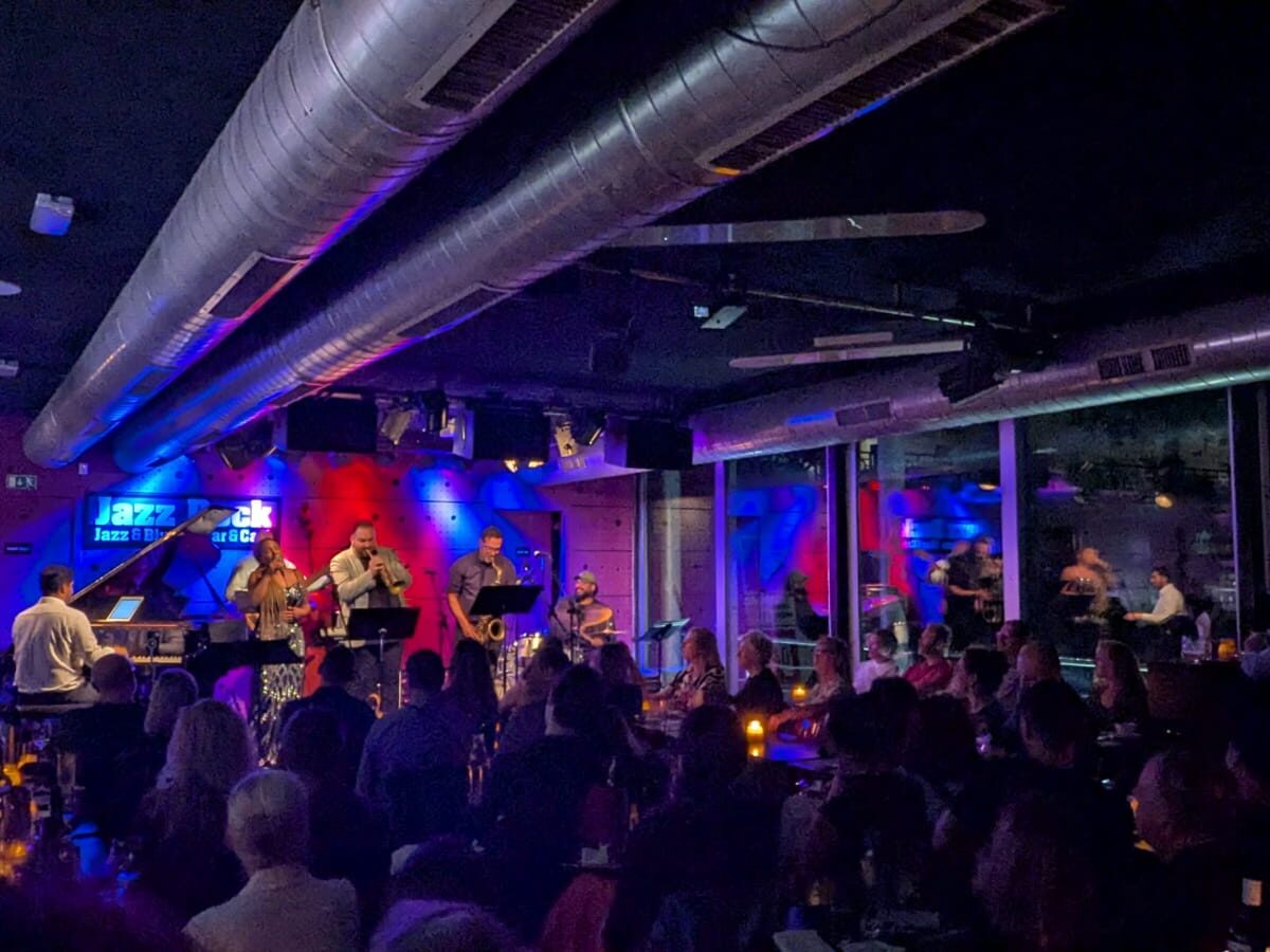 Im Jazz Dock kommt durch bunte Bühnenbeleuchtung, Kerzenlicht und große Fenster mit Blick auf die Moldau Stimmung auf.