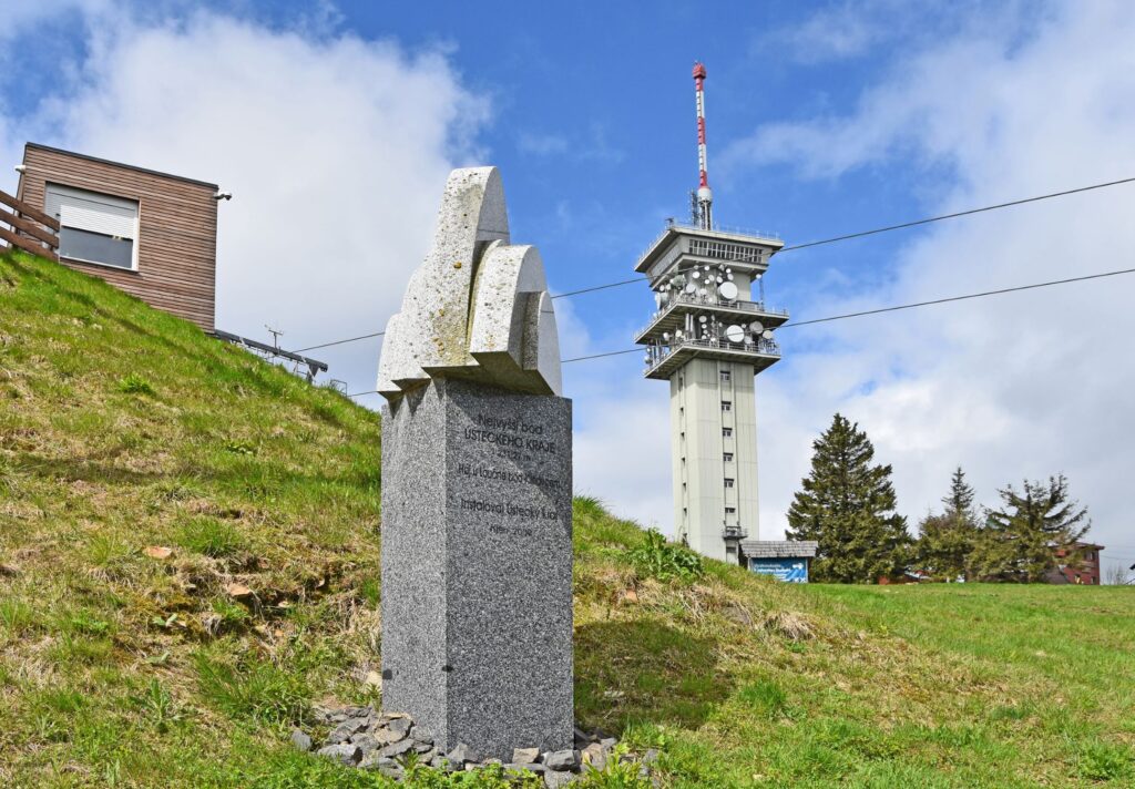 Der Kammwanderweg Erzgebirge Ost führt Wanderer auch über den Keilberg (Klinovec).