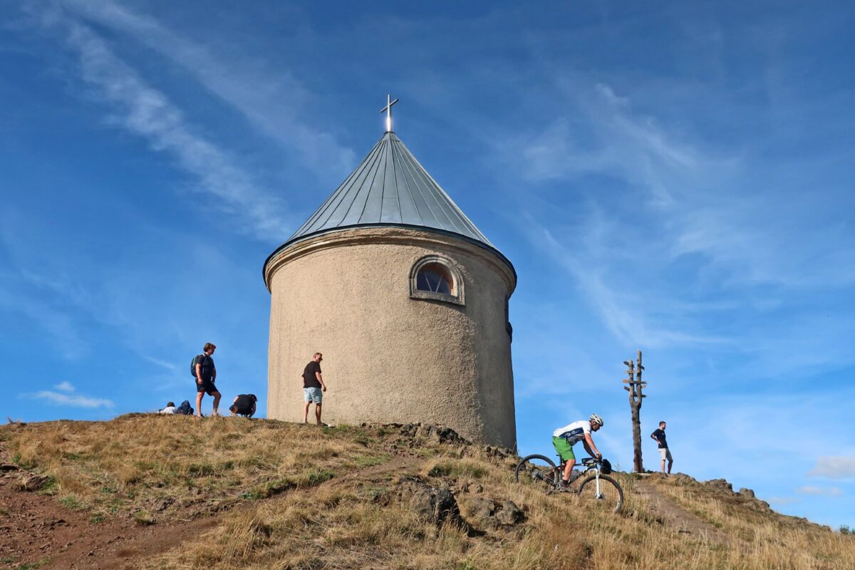 Der Kammwanderweg Erzgebirge Ost folgt der historischen Hřebenovka-Route durch das östliche Erzgebirge.
