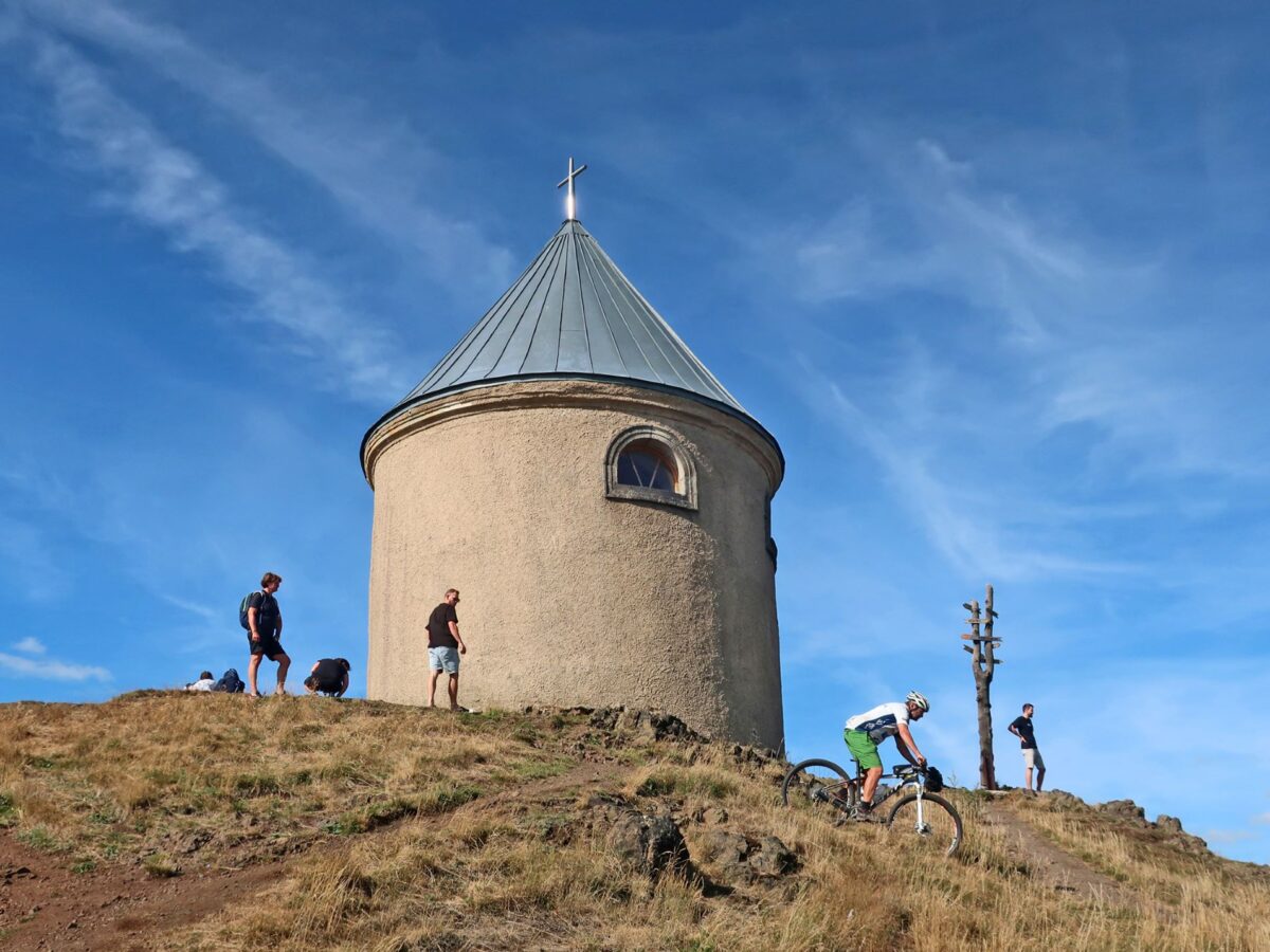 Der Kammwanderweg Erzgebirge Ost folgt der historischen Hřebenovka-Route durch das östliche Erzgebirge.