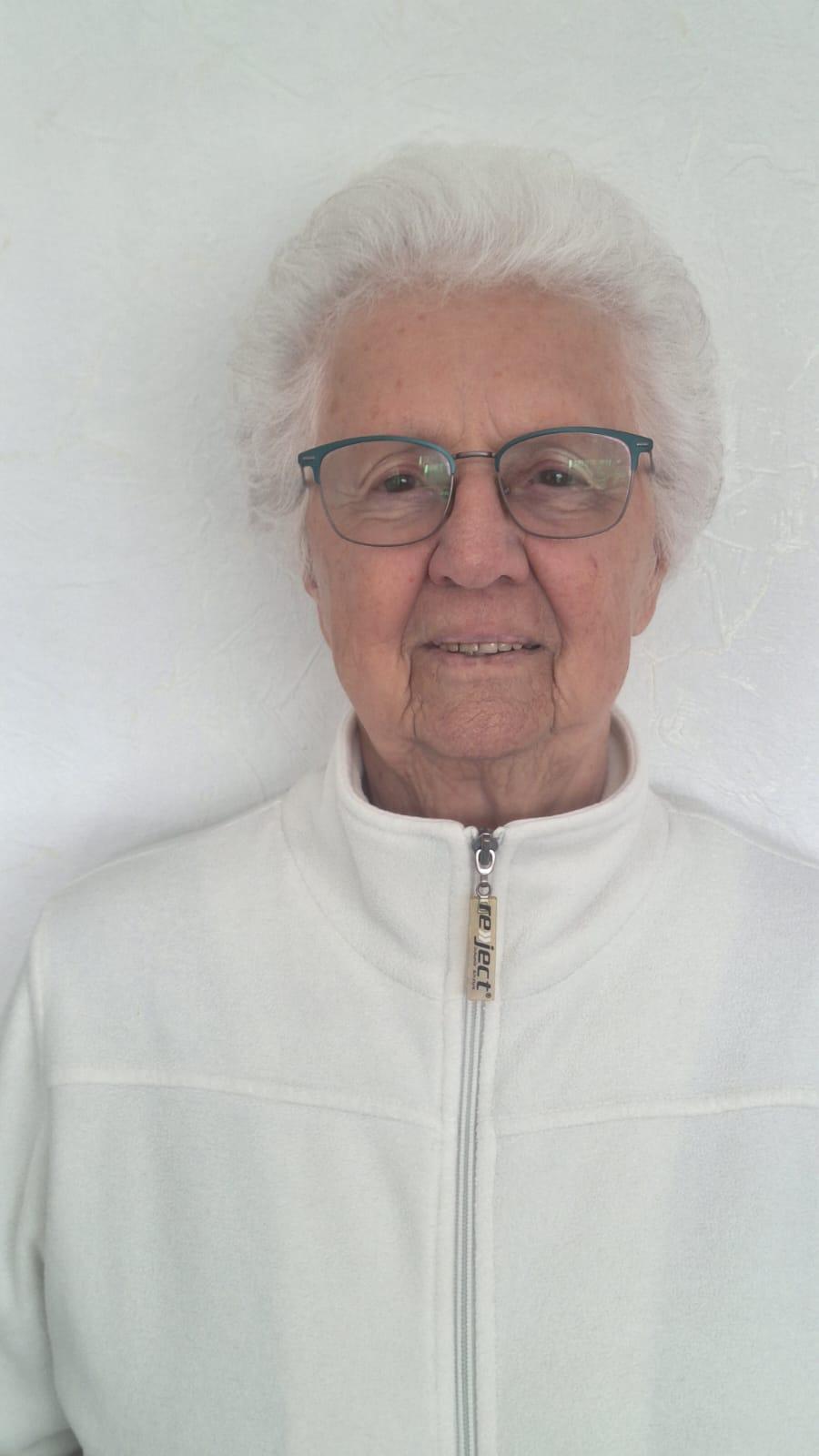 Gerda im Dezember 2024 in ihrer Wohnung.