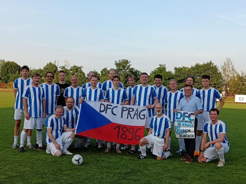 7 zu 1: Wie vor hundert Jahren musste sich die Traditionsmannschaft des DFC Prag gegen den ČAFC geschlagen geben.