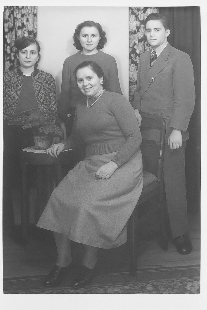 Familienfoto aus den 1950er Jahren am Ende der Schulzeit der Kinder. Gerda (1.v.l.), ihre Mutter, ihre Schwester und ihrem Bruder.