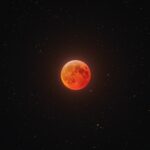 Eine Mondfinsternis tritt dann auf, wenn der Mond in den Schatten der Erde eintritt. Der Mond erscheint dann rötlich.