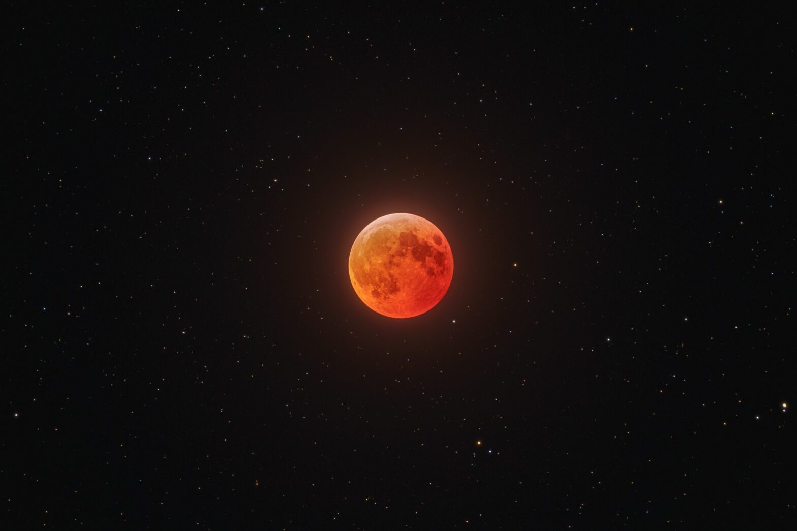 Eine Mondfinsternis tritt dann auf, wenn der Mond in den Schatten der Erde eintritt. Der Mond erscheint dann rötlich.