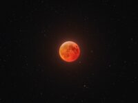 Eine Mondfinsternis tritt dann auf, wenn der Mond in den Schatten der Erde eintritt. Der Mond erscheint dann rötlich.