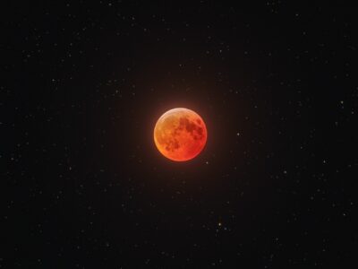 Eine Mondfinsternis tritt dann auf, wenn der Mond in den Schatten der Erde eintritt. Der Mond erscheint dann rötlich.