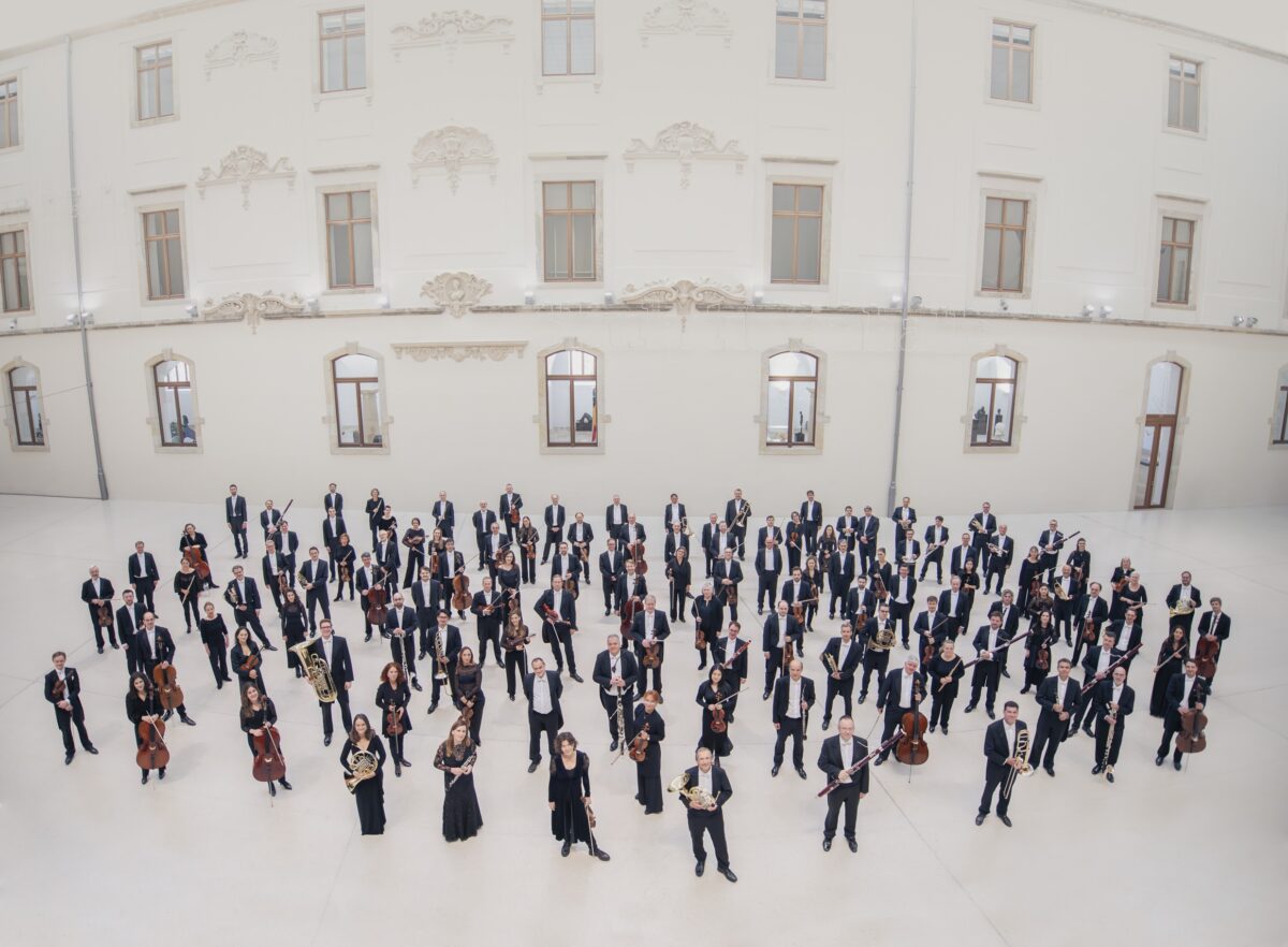 Mit der Sachsischen Staatskapelle Dresden gastiert bei den diesjahrigen Dvořak-Musikfestspielen eines der traditionsreichsten Orchester Europas in der tschechischen Hauptstadt.