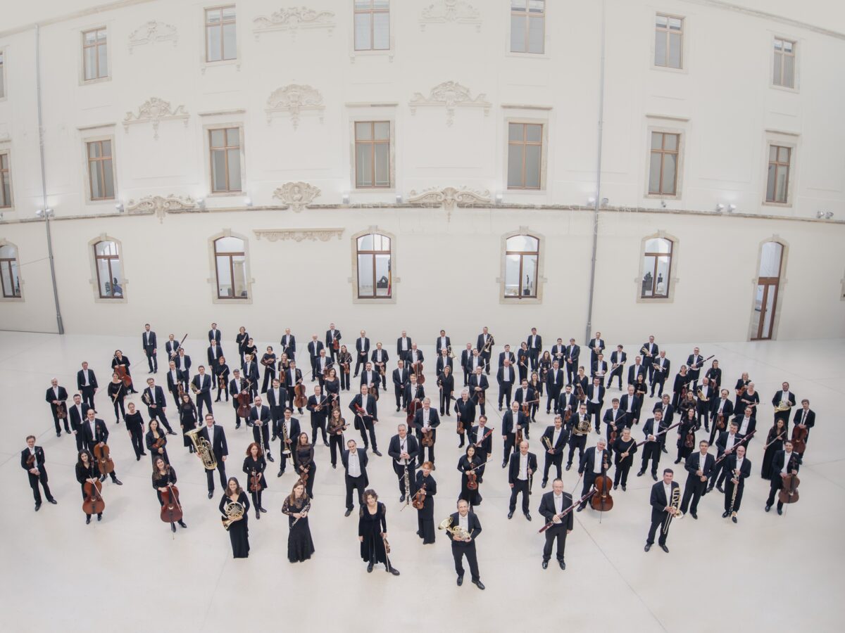 Mit der Sachsischen Staatskapelle Dresden gastiert bei den diesjahrigen Dvořak-Musikfestspielen eines der traditionsreichsten Orchester Europas in der tschechischen Hauptstadt.