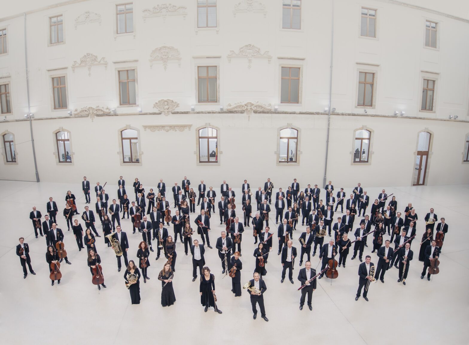 Mit der Sachsischen Staatskapelle Dresden gastiert bei den diesjahrigen Dvořak-Musikfestspielen eines der traditionsreichsten Orchester Europas in der tschechischen Hauptstadt.