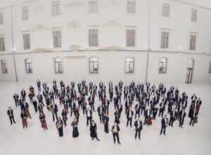 Mit der Sachsischen Staatskapelle Dresden gastiert bei den diesjahrigen Dvořak-Musikfestspielen eines der traditionsreichsten Orchester Europas in der tschechischen Hauptstadt.