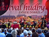 Das "Festival Hudby Zámekl Dobříš" lockt Musikliebhaber aus dem In- und Ausland in den Hof des barocken Schlosses.