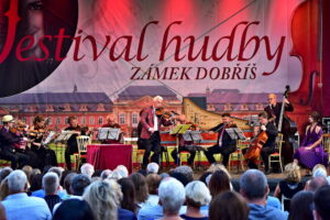 Das "Festival Hudby Zámekl Dobříš" lockt Musikliebhaber aus dem In- und Ausland in den Hof des barocken Schlosses.