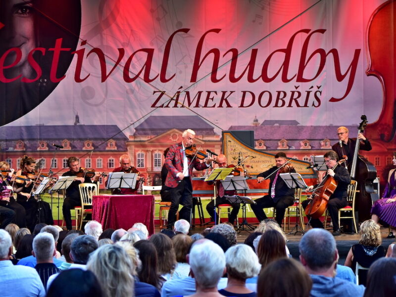 Das "Festival Hudby Zámekl Dobříš" lockt Musikliebhaber aus dem In- und Ausland in den Hof des barocken Schlosses.