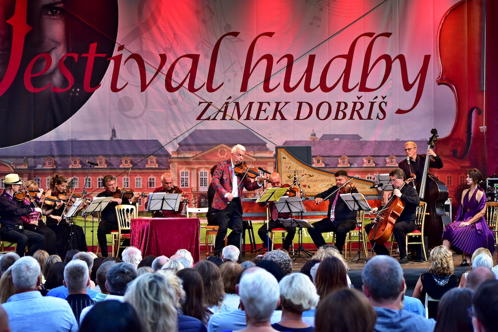 Das "Festival Hudby Zámekl Dobříš" lockt Musikliebhaber aus dem In- und Ausland in den Hof des barocken Schlosses.