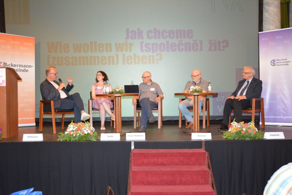 Die Podiumsdiskussion am Freitagvormittag. Von links Moderator Dr. Albert-Peter Rethmann, Kathrin Freier-Maldoner, Vladimír Špidla, Daniel Herman, Dr. Michal Kaplánek.