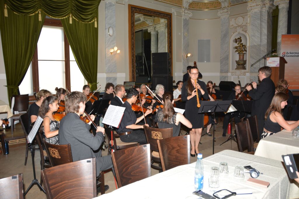): Die verschieden Ensembles des Rohrer Sommers, hier das Orchester unter der Leitung von Simon Ullmann, umrahmten mehrere Programmpunkte im Verlauf der vier Tage. Hier der Auftritt am Samstagvormittag, an der Oboe Johanna Boehm.