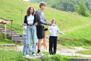 Jugendliche im Internationalen Sommercamp in Schatzlar (Žacléř), welches 2025 wieder vom Institut für Auslandsbeziehungen (ifa) sowie vom Goethe-Institut, in Zusammenarbeit mit der Landesversammlung der deutschen Vereine in Tschechien (LV) organisiert wurde, bei einer Theaterperformance.
