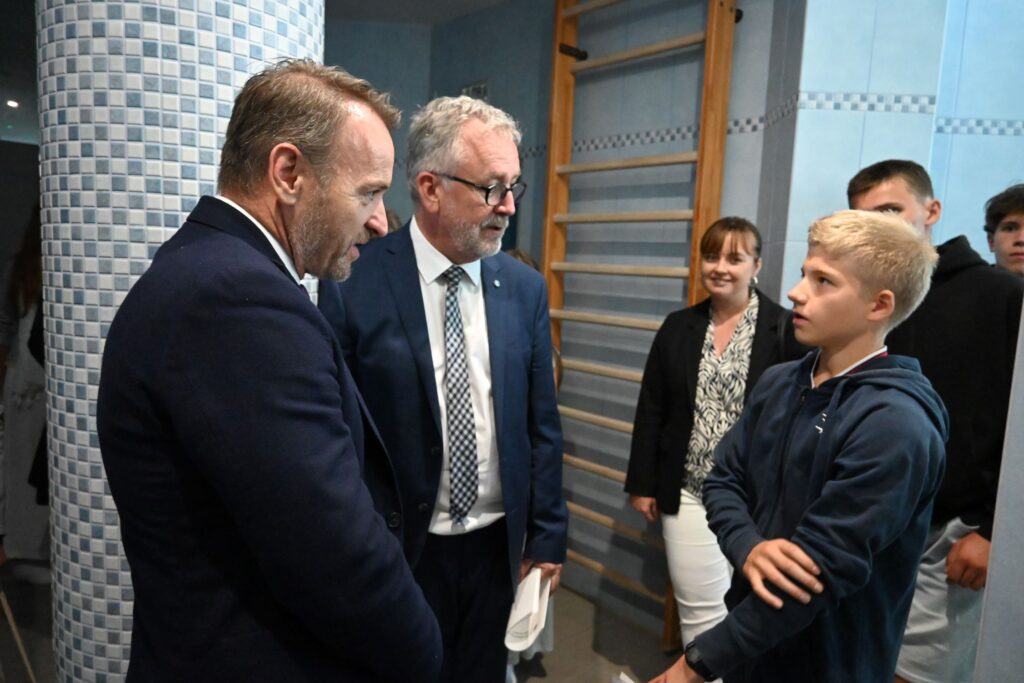 LV-Präsident Martin Herbert Dzingel (links) und der Beauftragte für nationale Minderheiten, Bernd Fabritius (Mitte), nutzten Ihren Besuch, um sich mit Teilnehmerinnen und Teilnehmern des Internationalen Sommercamps auszutauschen.