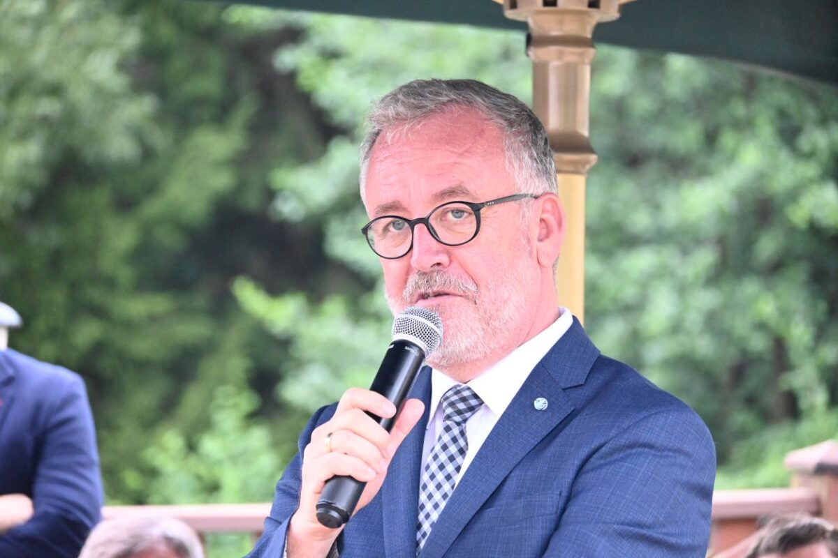Bei seinem Besuch in Schatzlar sprach sich Bernd Fabritius, der Beauftragte der Bundesregierung für Aussiedlerfragen und nationale Minderheiten, klar für mehr Jugendarbeit in den Verbänden der nationalen Minderheiten aus.