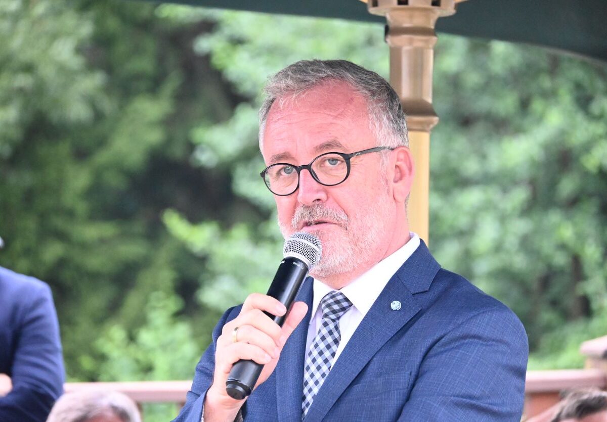 Bei seinem Besuch in Schatzlar sprach sich Bernd Fabritius, der Beauftragte der Bundesregierung für Aussiedlerfragen und nationale Minderheiten, klar für mehr Jugendarbeit in den Verbänden der nationalen Minderheiten aus.