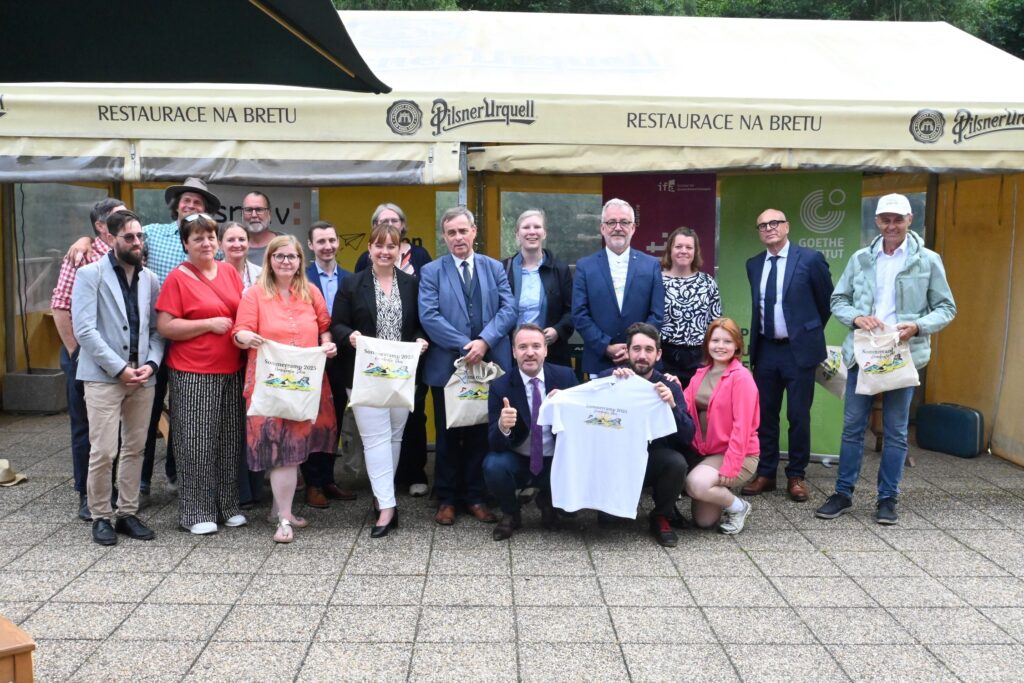 Am letzten Tag besuchte eine Delegation mit Bernd Fabritius, Martin Herbert Dzingel, Bernard Gaida, sowie Vertreterinnen und Vertretern des Bundesministeriums des Innern, des Instituts für Auslandsbeziehungen, des Goethe-Instituts und der Deutschen Botschaft das Internationale Sommercamp in Schatzlar (Žacléř).