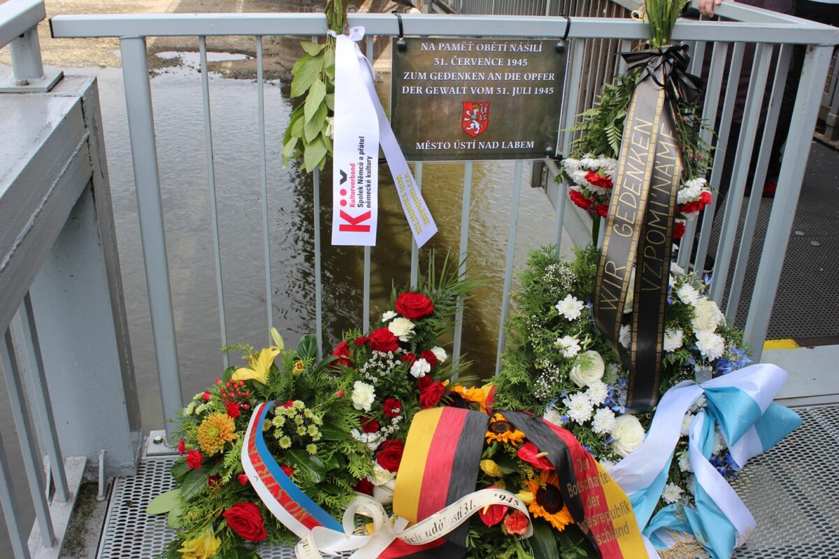 Auf der Eisenbahnbrücke in Aussig erinnert eine provisorische Gedenkstätte an die Opfer des Massakers. Foto: Aurelia Kanzleiter