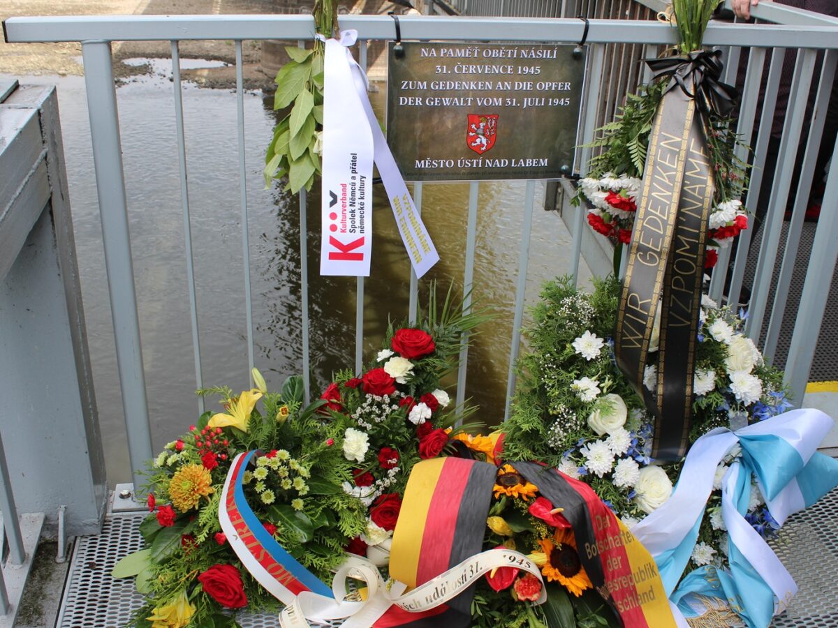 Auf der Eisenbahnbrücke in Aussig erinnert eine provisorische Gedenkstätte an die Opfer des Massakers. Foto: Aurelia Kanzleiter