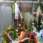 Auf der Eisenbahnbrücke in Aussig erinnert eine provisorische Gedenkstätte an die Opfer des Massakers. Foto: Aurelia Kanzleiter
