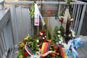 Auf der Eisenbahnbrücke in Aussig erinnert eine provisorische Gedenkstätte an die Opfer des Massakers. Foto: Aurelia Kanzleiter