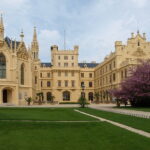 Schloss Eisgrub (Lednice) gehört zur UNESCO-geschützten Kulturlandschaft Lednice–Valtice in Südmähren – und steht im Zentrum des langjährigen Rechtsstreits zwischen der Familie Liechtenstein und dem tschechischen Staat.