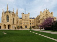 Schloss Eisgrub (Lednice) gehört zur UNESCO-geschützten Kulturlandschaft Lednice–Valtice in Südmähren – und steht im Zentrum des langjährigen Rechtsstreits zwischen der Familie Liechtenstein und dem tschechischen Staat.