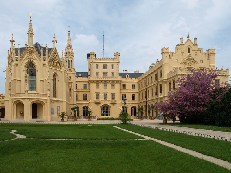 Schloss Eisgrub (Lednice) gehört zur UNESCO-geschützten Kulturlandschaft Lednice–Valtice in Südmähren – und steht im Zentrum des langjährigen Rechtsstreits zwischen der Familie Liechtenstein und dem tschechischen Staat.
