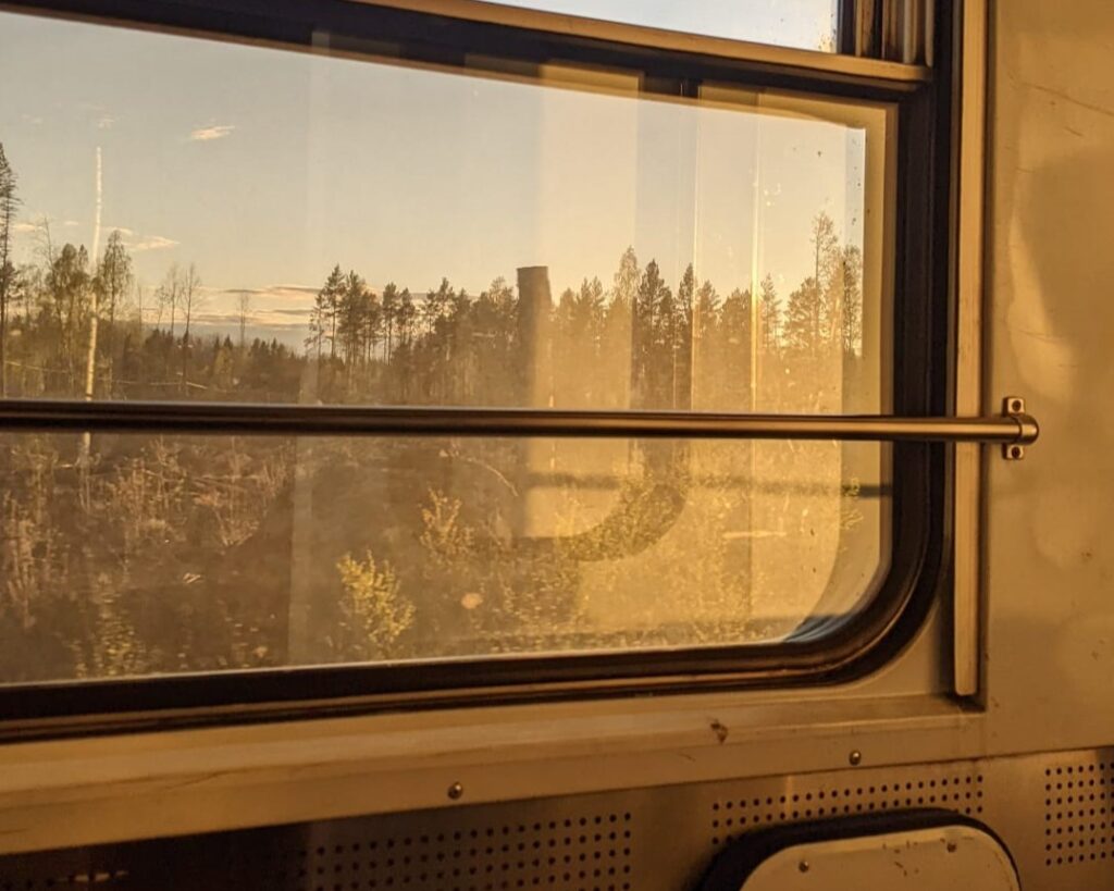 Die skandinavische Landschaft aus dem Fenster bei Abendsonne. Foto: Aurelia Kanzleiter