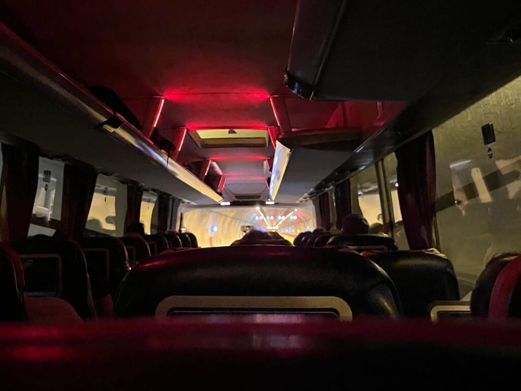Die Nachtbusse im Osten von Europa sind oft gut ausgestattet mit bequemen Sitzen und kostenlosen Snacks für unterwegs! Foto: Fabian Voth