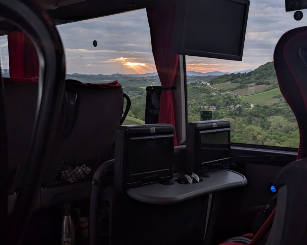 Die Vorfreude könnte nicht größer sein: Auf dem Weg in den Urlaub bei Sonnenaufgang grüne Landschaften und das Meer entdecken! Foto: Aurelia Kanzleiter