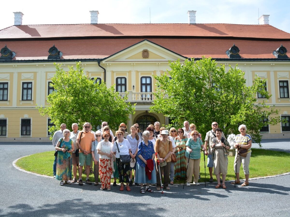 Die Mitglieder des Deutschen Kulturvereins Brünn vor dem Schloss Zdislawitz, das wieder in neuem Glanz erstrahlt.