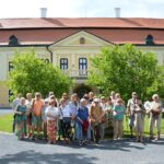 Die Mitglieder des Deutschen Kulturvereins Brünn vor dem Schloss Zdislawitz, das wieder in neuem Glanz erstrahlt.