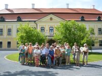 Die Mitglieder des Deutschen Kulturvereins Brünn vor dem Schloss Zdislawitz, das wieder in neuem Glanz erstrahlt.