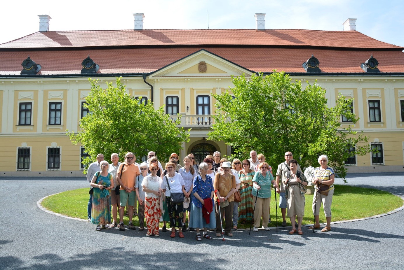Die Mitglieder des Deutschen Kulturvereins Brünn vor dem Schloss Zdislawitz, das wieder in neuem Glanz erstrahlt.