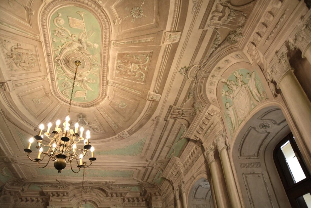 Auch das Innere des Hauses, wie dieses Deckenfresko im großen Salon,wurde seit 2016 aufwändig renoviert.