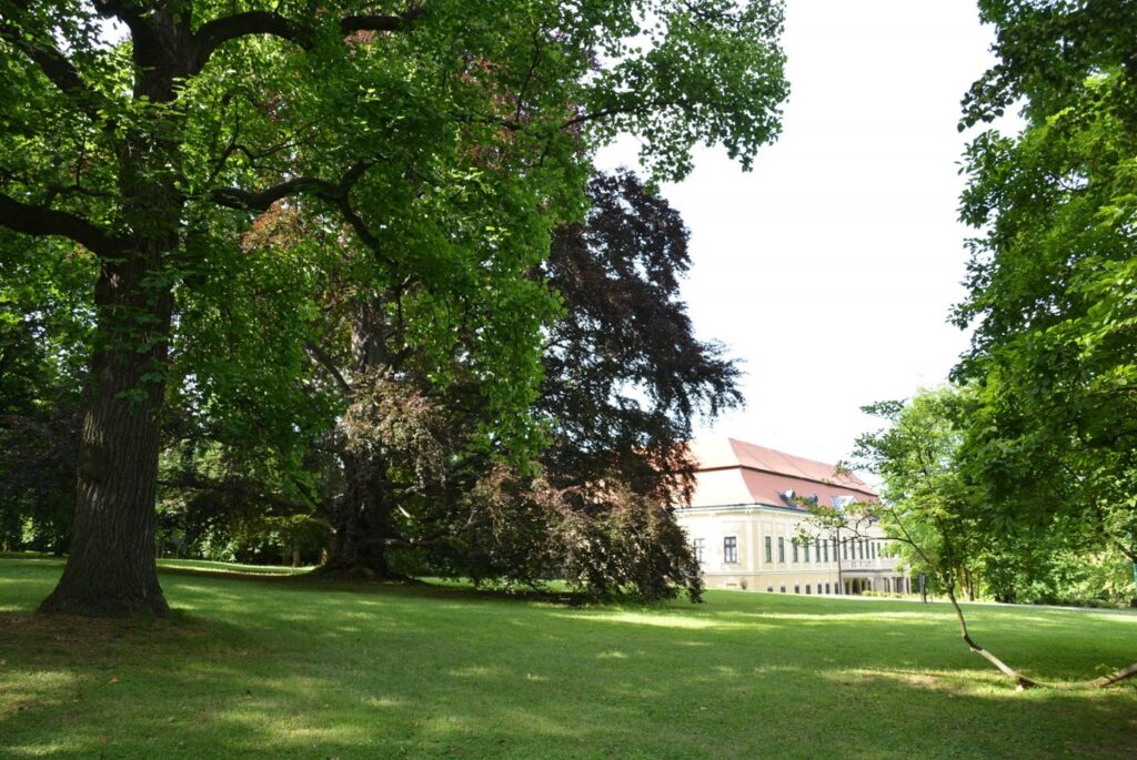Im Garten des Schlosses muss die große österreichische Schriftstellerin Marie von Ebner-Eschenbacheinst viel Zeit verbracht haben.