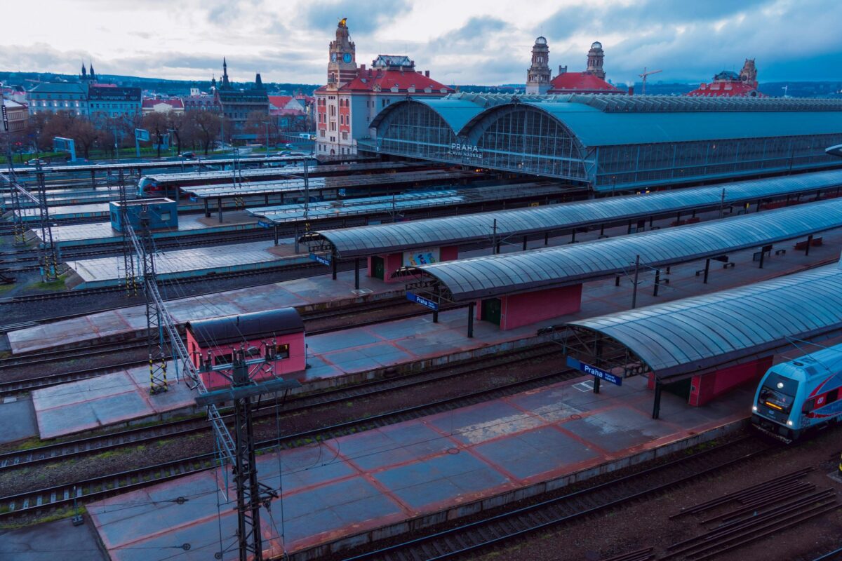 Vom Prager Bahnhof aus kann es in alle Himmelsrichtungen in den Urlaub gehen. Foto: Pexels