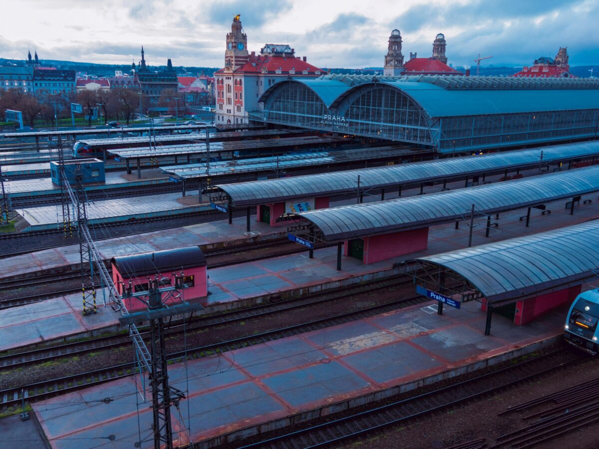 Vom Prager Bahnhof aus kann es in alle Himmelsrichtungen in den Urlaub gehen. Foto: Pexels