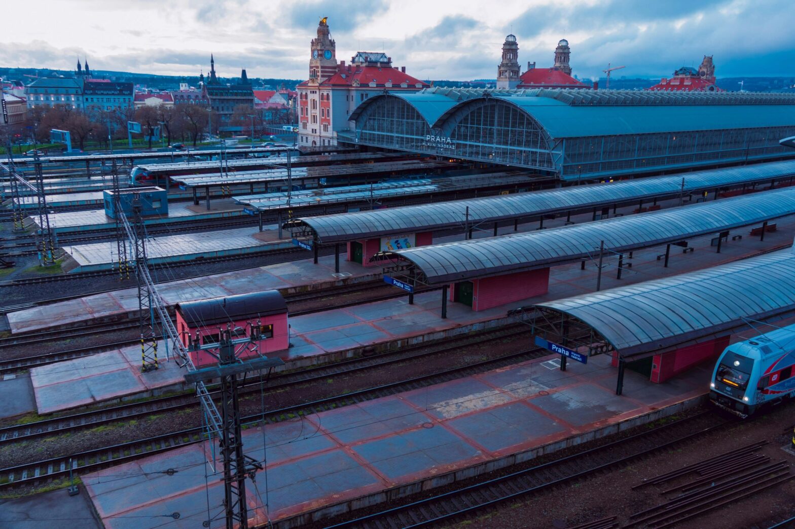 Vom Prager Bahnhof aus kann es in alle Himmelsrichtungen in den Urlaub gehen. Foto: Pexels